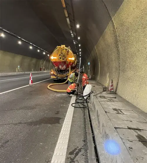 衡阳隧道排水渠清淤